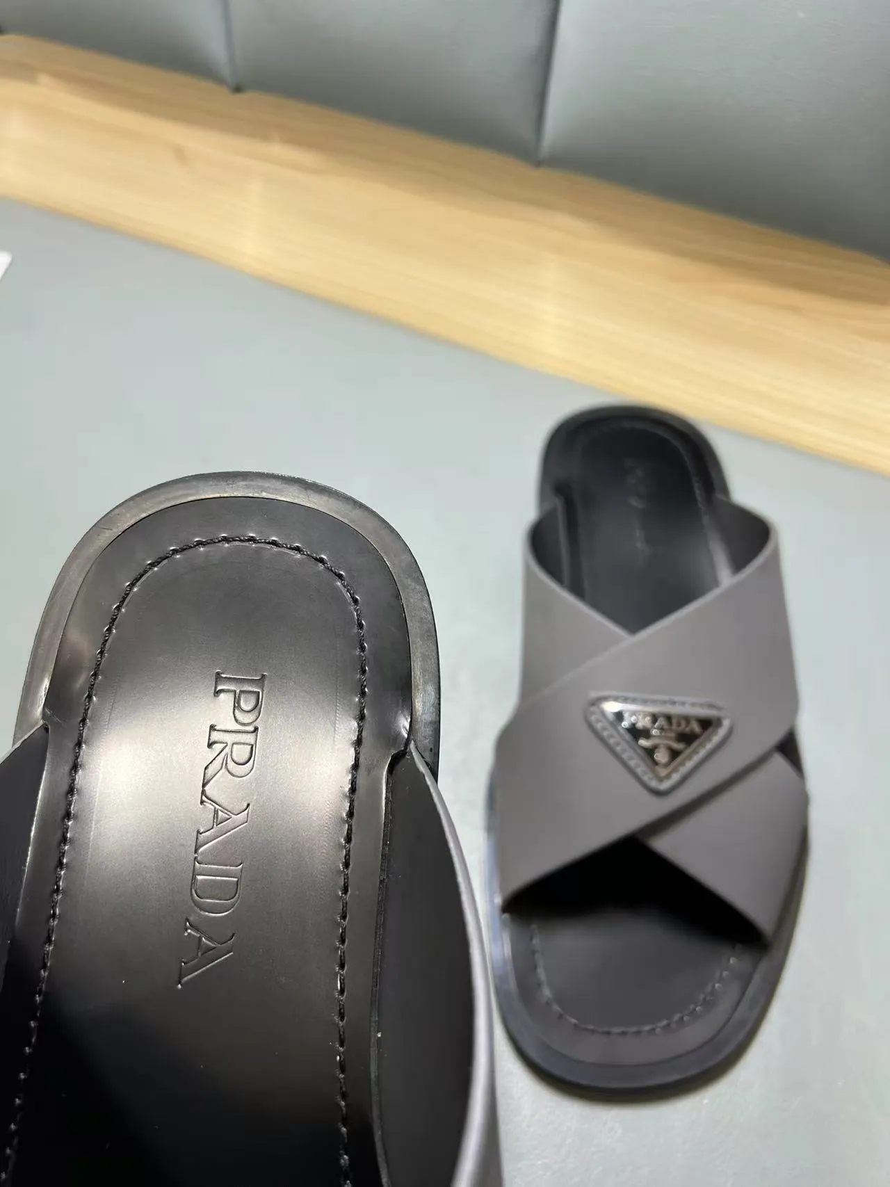 340💰PRADA Prada’s latest slippers are synchronized with the official website. This slipper is made of the brand’s unique and iconic Saffiano leather. The brand logo jumps out from the double straps, and the brand style is clearly visible. Cowhide gives men elegant charm and functional design, making it an ideal choice for vacation and leisure. Size:38-45